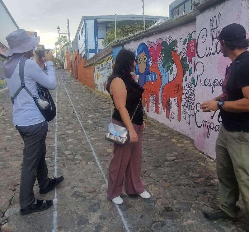 Street Art with an artist - The finish at a famous artwork shop (taller time)