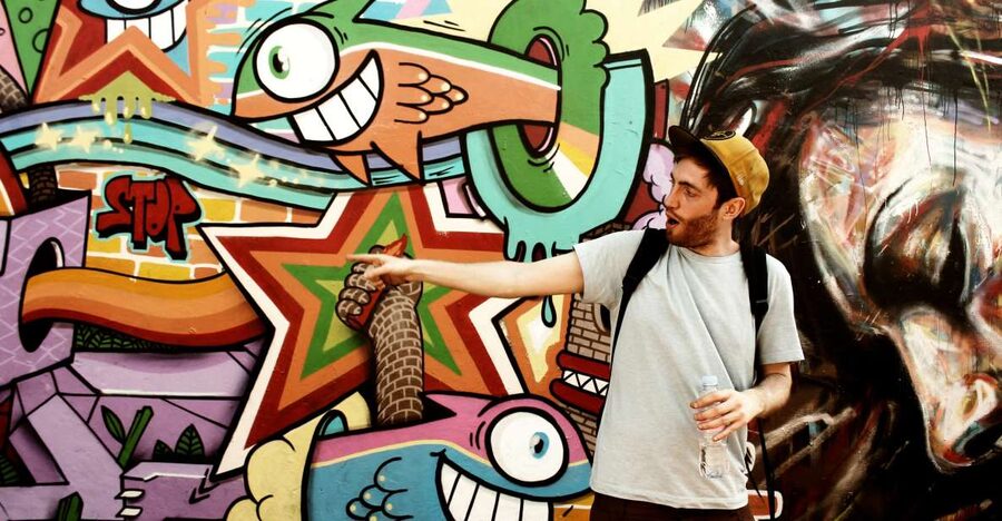 The Original London Street Art Tour (French) - Finding the white-goat statue at Old Spitalfields Market