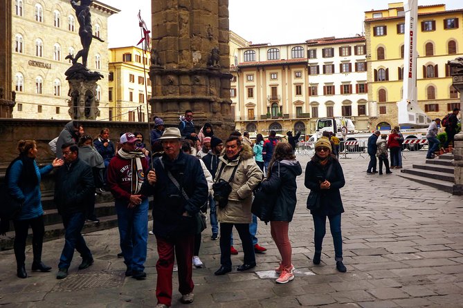 Uffizi Gallery Guided Tour: Masterpieces of the Renaissance - Getting there: the meeting point under Leonardo’s statue