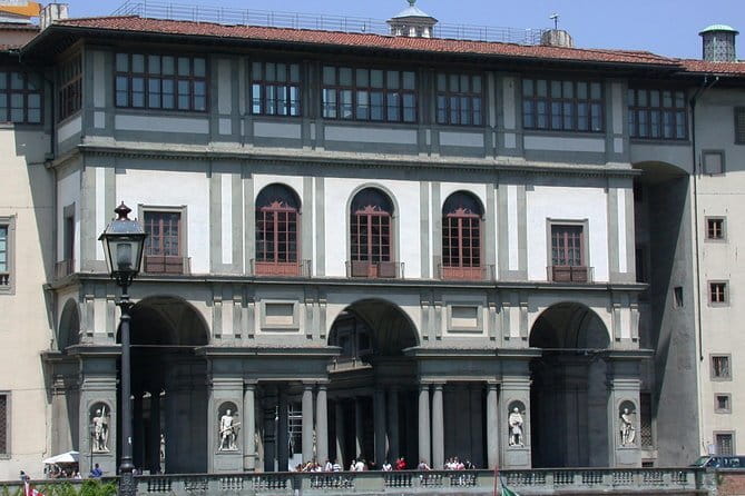 Uffizi Gallery Private Tour with 5-star Guide - Meeting at Piazzale degli Uffizi: the practical start