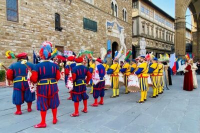Uffizi Gallery Tickets: Step into the Heart of Renaissance Art - Meeting your tickets at the Statue of Leonardo da Vinci