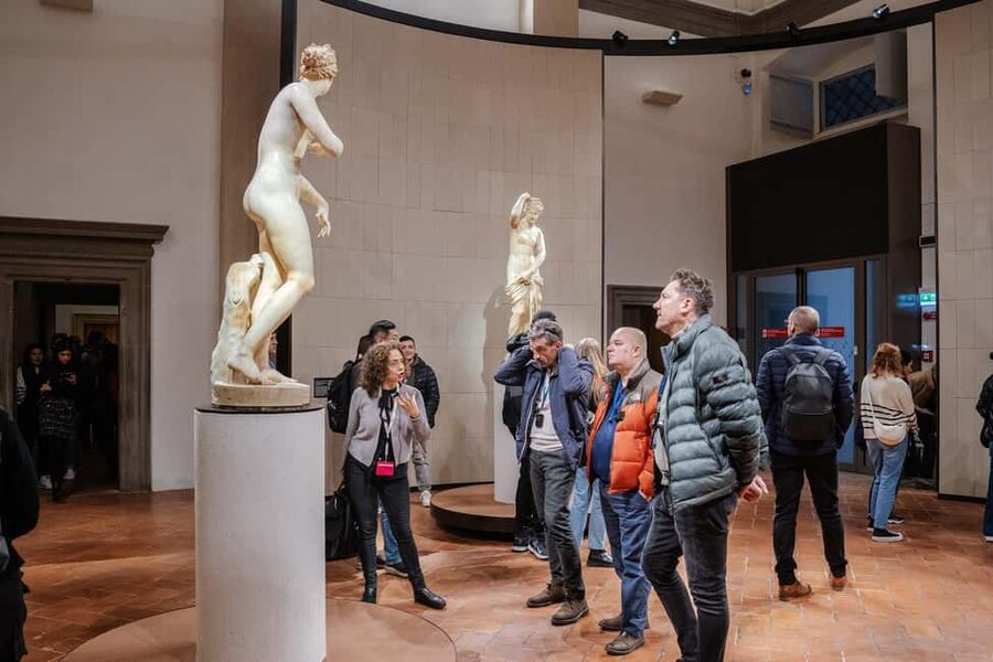 Uffizi Gallery Timed Entry Ticket with Skip-the-Line Access - Meeting at Leonardo da Vinci’s statue: first 10 minutes matter