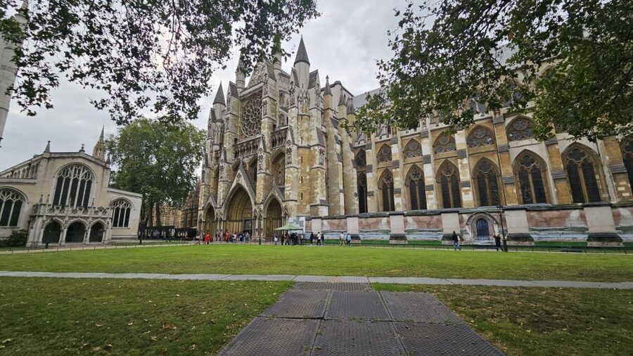 VIP Westminster Abbey & Upper Gallery and Buckingham Palace - What to bring (and what to expect underfoot)
