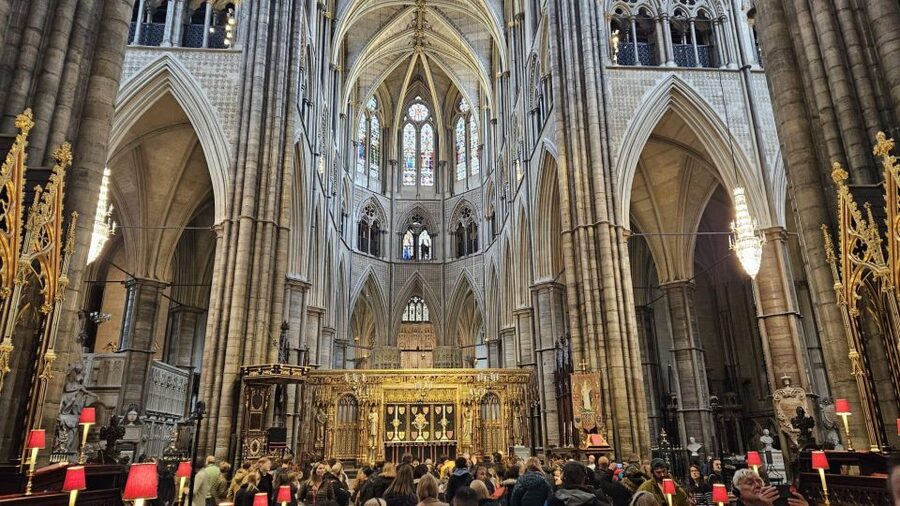 VIP Westminster Abbey & Upper Gallery and Buckingham Palace - Inside Westminster Abbey: guided highlights with a Queen Elizabeth II lens